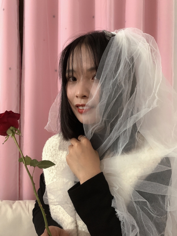 持紫菜包饭的女孩的第一张照片--将乐相亲网