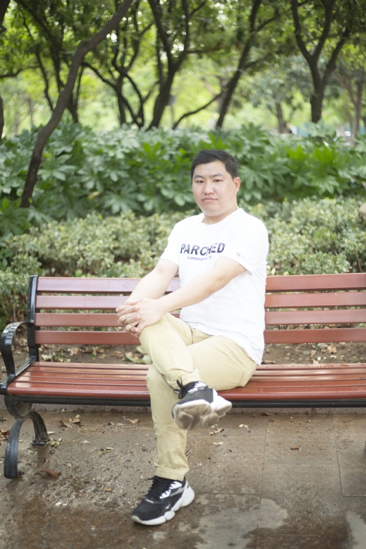 抱着鱼睡觉的猫的第一张照片--将乐相亲网